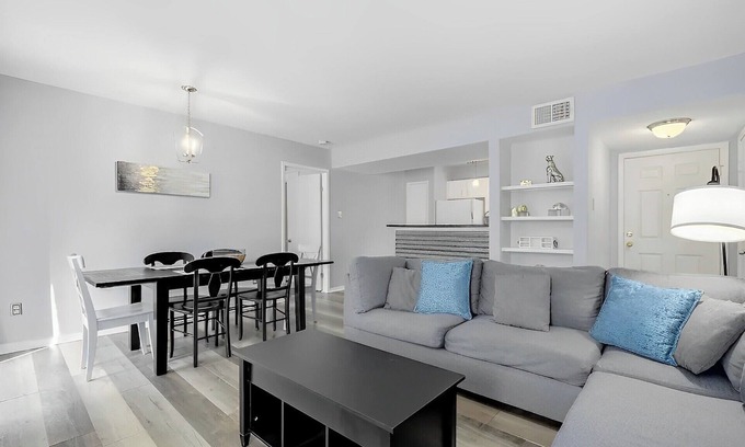 East Riverside - Oltorf Condo | Large Modern 2 Bed/2 Bath -7 min DT in Central ATX