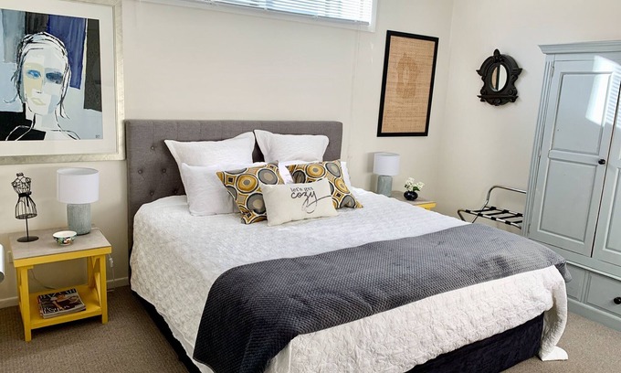 Corinda Apartment | Large modern apartment in leafy lifestyle cafe precinct