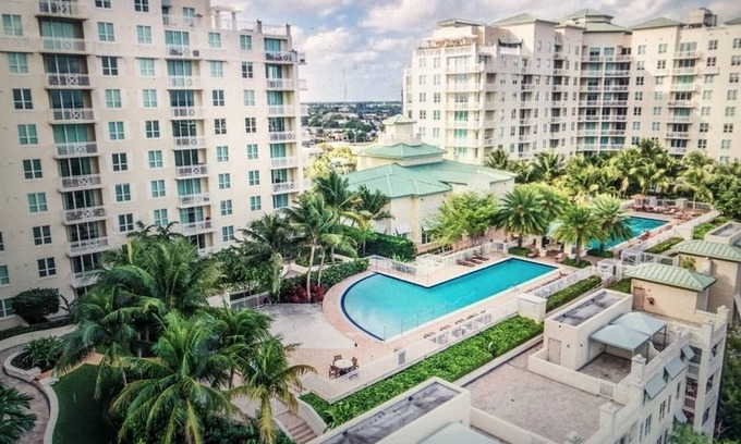 Boynton Beach Condo | Large One Bedroom 1 1/2 Bath in Luxury Complex with 2 Queen Beds.