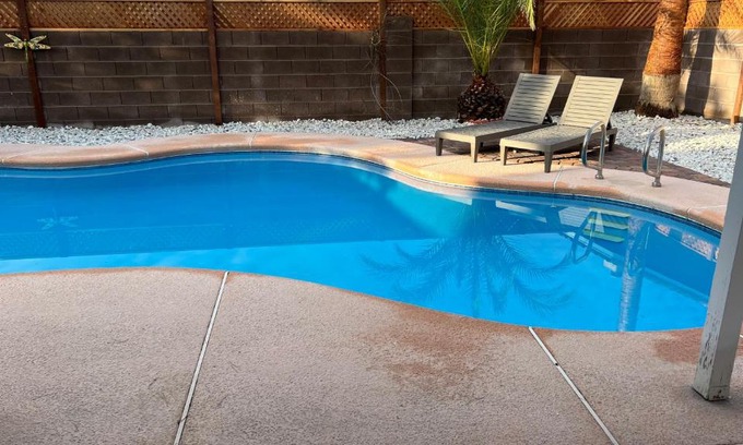 Paradise House | Large Pool & Patio Cozy Single Story Family House