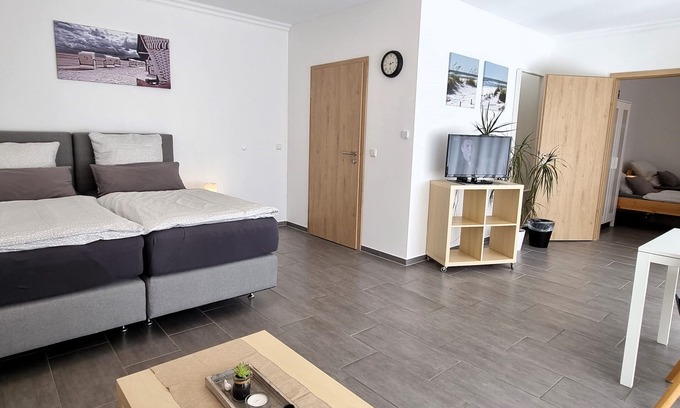Seevetal Apartment | Large quiet apartment with a winter garden and terrace!