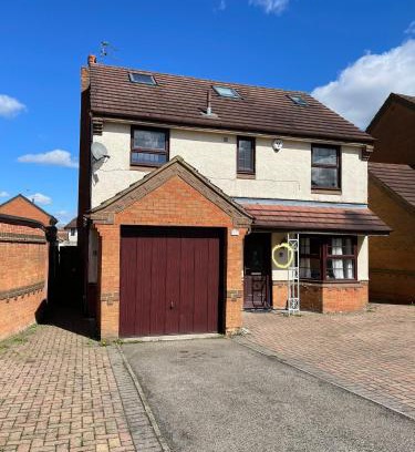 Leicester House | Large, Quiet, Sleeps 16, 4 bathrooms, Parking, Leicester