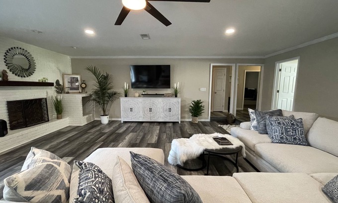 Southeast Pensacola House | Large Remodeled Central Located Minutes to the Beach & Downtown Free Big Parking