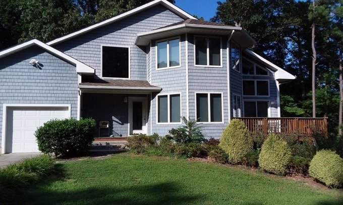 Reedville House | Large, safe, WATERFRONT home in Idyllic setting with kayaks, bikes, &GARAGE use.