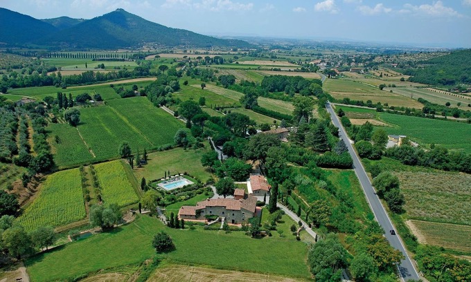 Cortona Villa | Large spacious country villa in Cortona 7bed7bath with pool & gorgeous gardens