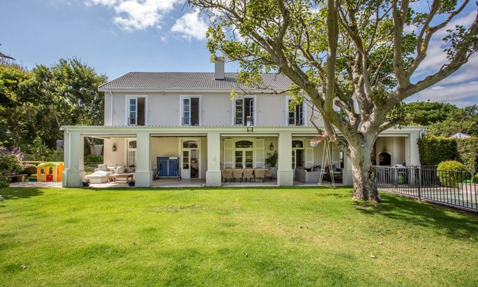 Constantia House | Large, spacious home in Constantia