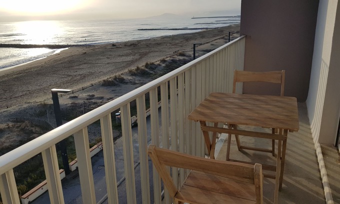 Saint-Cyprien Plage Apartment | LARGE STUDIO, MAGNIFICENT SEA VIEW, CENTRAL BEACH