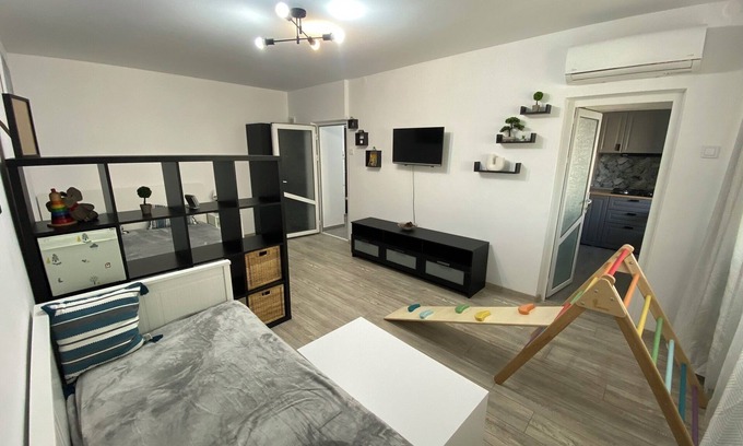 Iasi Apartment | Large Studio with King size Bed + Day bed, AC, Parking, Child-Friendly and Toys