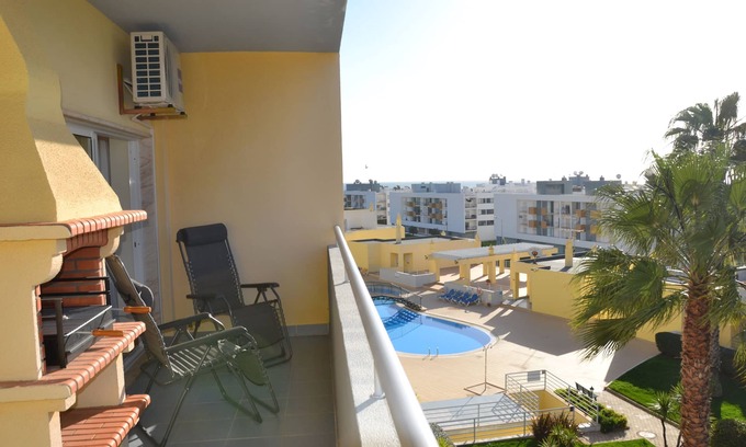Albardeira Apartment | large swimming pool, sea views, 24hr security, free wifi