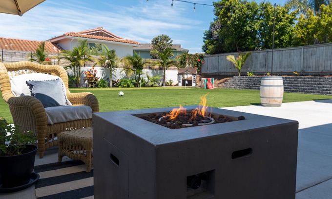 Loma Alta House | Large turf yard, putt putt, soccer net, fire pit, gas grill & more!