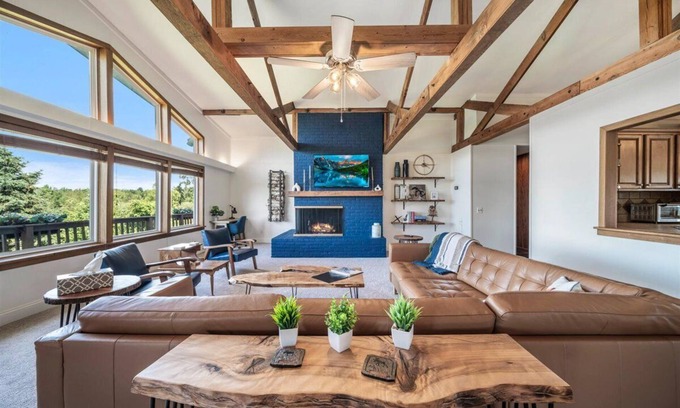 West Branch Cabin | Large Updated Lakefront House on Lake George. Kayaks, games, fire pit, sledding.