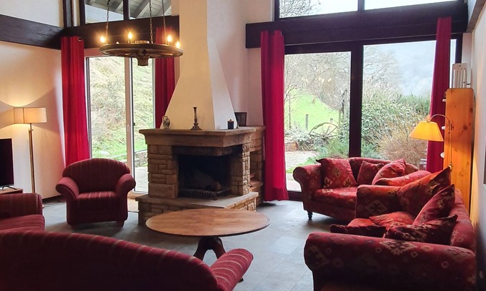 Sauerthal Villa | Large vacation home Burgblick