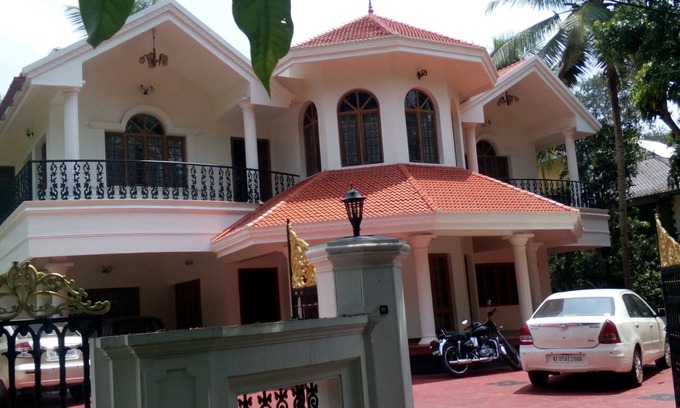 Kumaranalloor Villa | Large villa in kottayam town with 6 bedrooms