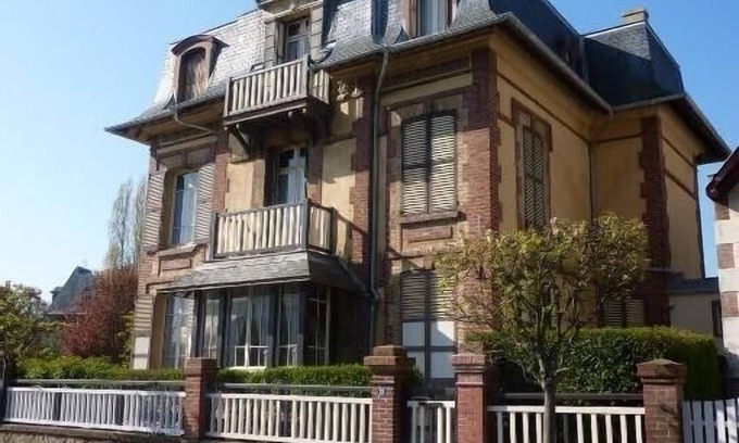 Houlgate Villa | Large villa with garden in Houlgate, sea 2 hours from Paris