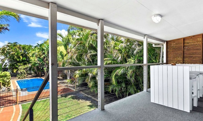 Urangan House | Large Waterfront Home With Pool