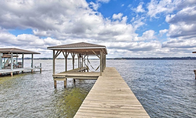 Coffee City House | Large Waterfront Lake Palestine Home w/Deck, Dock
