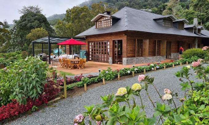 Dagua Ski Chalet | Las Mercedes Lodge is property located in the mountains sourrounding Cali.