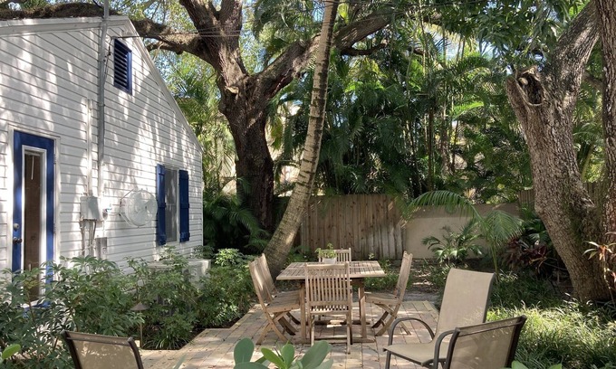 Colee Hammock House | Las Olas 2 Bedroom Villa House: Walking to Beach, Dining and Nightlife!