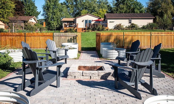 Elkhorn House | Lauderdale Lakes Stay: Seasonal Hot Tub & Firepit