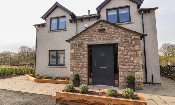 Milnthorpe Cottage | LAUNDRY COTTAGE, pet friendly, luxury holiday cottage in Milnthorpe