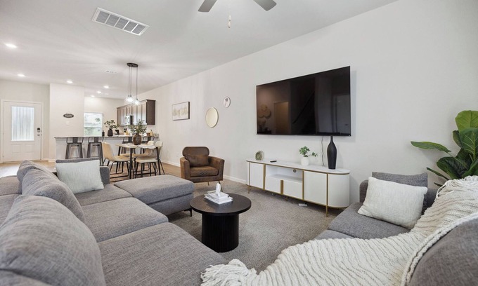 Dallas Villa | Lavida, Luxury 6BRM, Sleeps 15, Backyard, Dallas TX