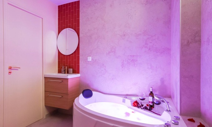 Quartier des Grandes-Carrieres Apartment | Lavie Maison | AC Hot Tub Montmartre