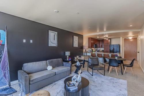 Downtown Phoenix Apartment | Lavish 21st Floor High Rise, Gym, Parking, Pool, Golf