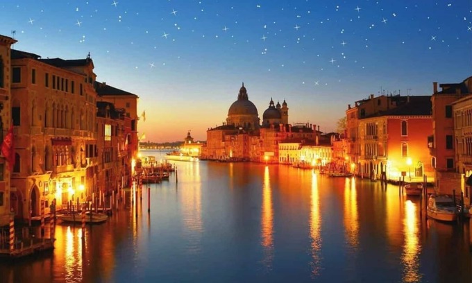 Cannaregio Apartment | Lavish 270m² Venetian Apartment with Grand Living Room and Historic Elegance