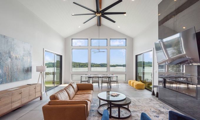 Mount Vernon House | Lavish Lake Getaway W/180* Views+ Boat Dock
