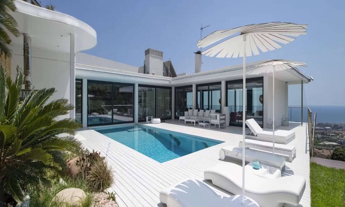 Mas Ram Villa | Lavish villa with outdoor hot tub