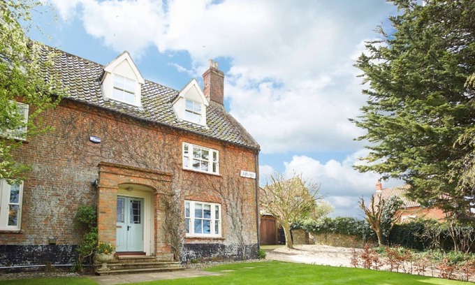 Wells-next-the-Sea House | Laylands is a historical building with a legacy dating back to the 15th Century. Situated in an amaz