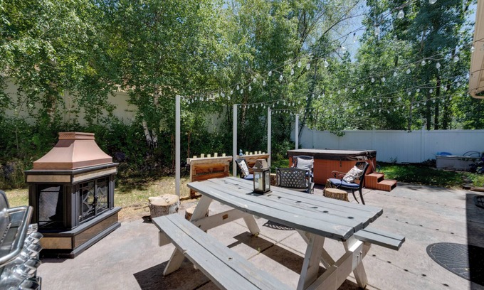 Layton Cabin | Layton Cabin/Spa with Private Sauna & Hot Tub!