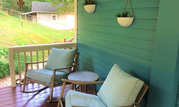 Oakley House | Laze Daze Hideaway Comfortable 2-Bedroom Bungalow