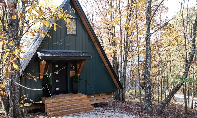 McArthur Cabin | Lazy Lane Cabins- Cherry Hollow