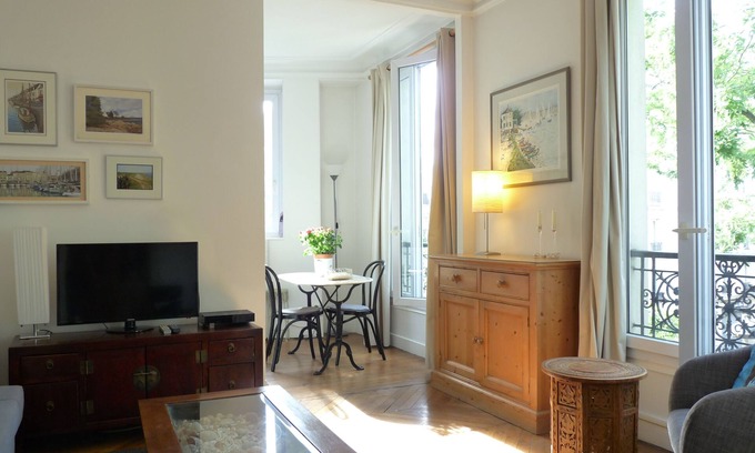 Parc-de-Montsouris Apartment | Le Alesia : Classic French Apartment in Historic Montparnasse Area
