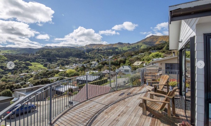 Akaroa House | Le Bach - Sun drenched north facing deck, Harbour views & Free Wifi