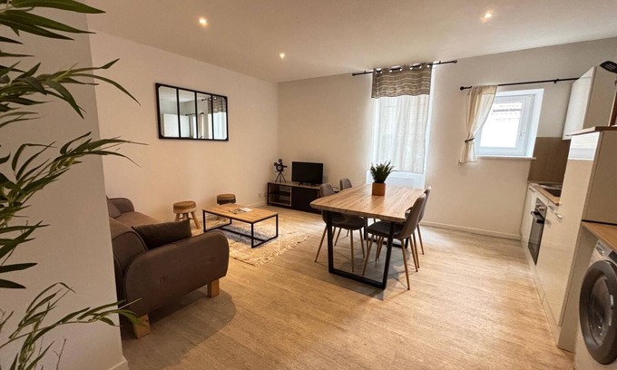 Roanne Apartment | Le Bois d'Ebène un séjour chic et agréable