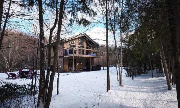 Saint-Alphonse-Rodriguez Ski Chalet | Le Caribou | waterfront | hot tub