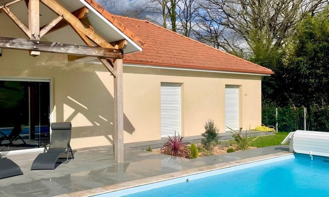 Sauveterre-de-Bearn Villa | Le chant du Gave- Bright new house with swimming pool- River below