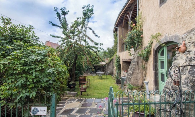 Teilhede House | Le Chat Bleu - Teilhede