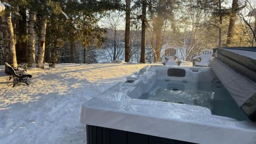 Brebeuf House | Le Chickadee Chalet, Near Mont-Tremblant, River & Beach View, Wooded Area