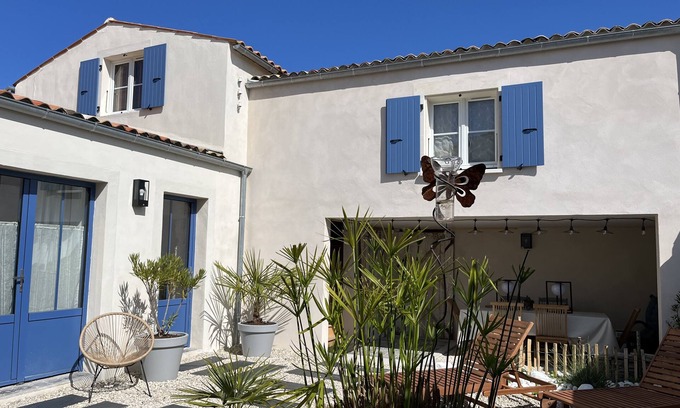 Saint Rogatien House | Le Clos de Flo