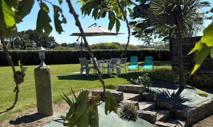 Plounevez-Lochrist House | Le Gite de la Baie du Kernic - 700 m from the sea - 150 m from the GR34 -