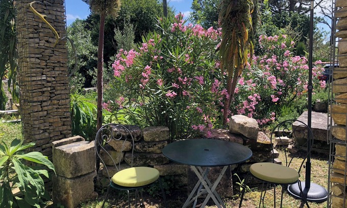 Cheray Apartment | Le Lys Martagon, Private Suite at the foot of the cycle path, close to the sea