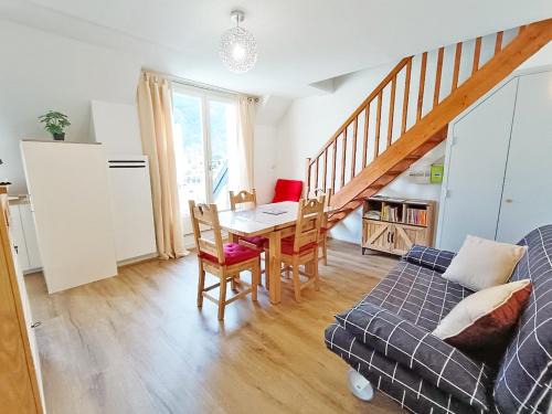 Bagneres-de-Luchon Apartment | Le Marmandais, T3 lumineux duplex, balcon, parking, wifi, proche thermes, ascenseur, 4 personnes