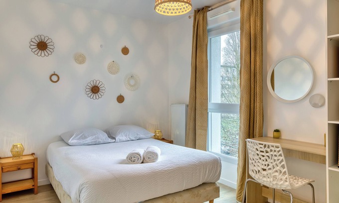 Quartier Sapins-Chatelet-Lombardie Apartment | Le Nicole, un appartement en duplex avec balcon et place de parking.