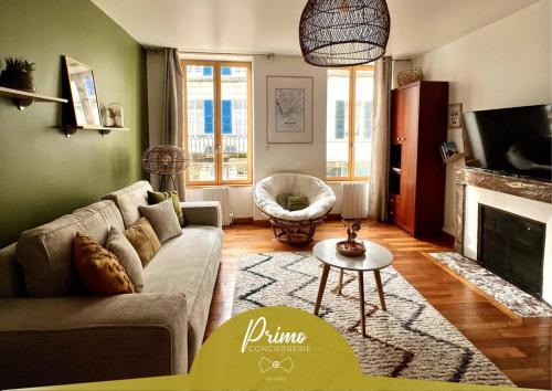 Nevers Apartment | "Le Noeud vert" Appartement sur le thème de Nevers, 65 m2 en coeur de ville avec parking, accès inclus à salle de sport de 2000m2, Sauna & Hammam, by PRIMO C0NCIERGERIE