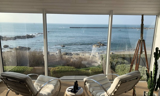 Plouescat House | 'LE PARADIS BLEU' house "feet in the water" and facing the typically Breton port