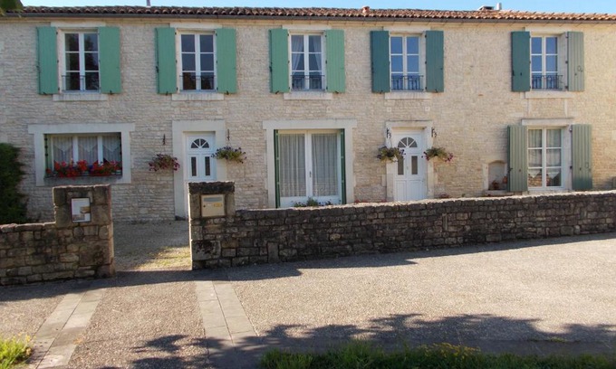 Saint-Fraigne Bed & Breakfast | Le Petit Bijou