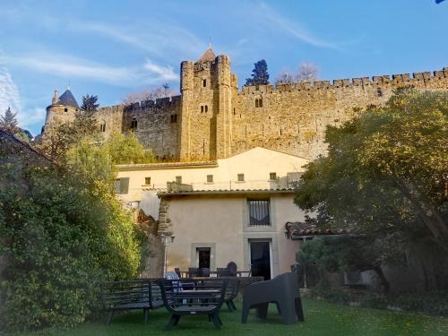Carcassonne House | Le Petit Chai niché sous la Cité,